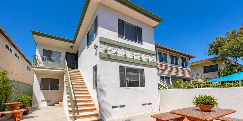 Los Angeles Apartment: 19 19th Ave