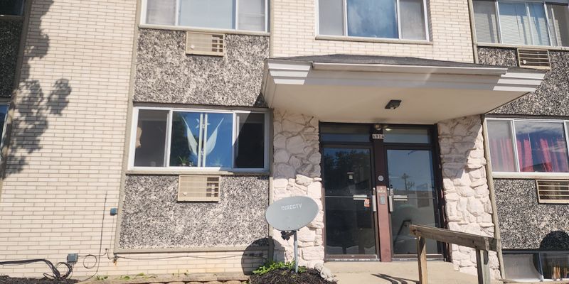 West Allis Apartment: 6914 W Lincoln Ave