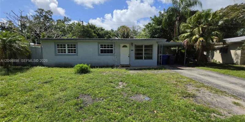 Hollywood House: 5720 Douglas St