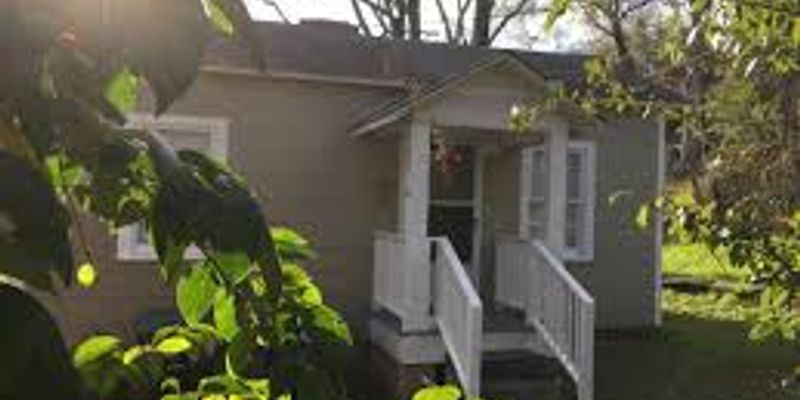 Columbia Apartment: 1847 Devine St