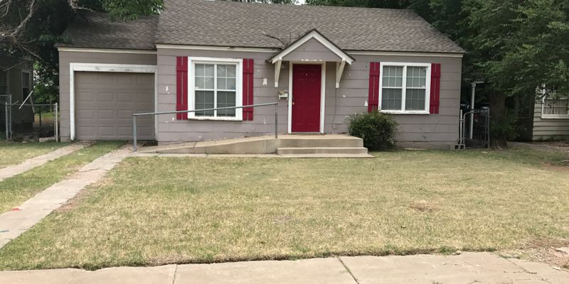Lubbock House: 2420 27th St