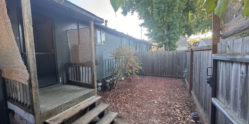 Petaluma Apartment: 201 H St