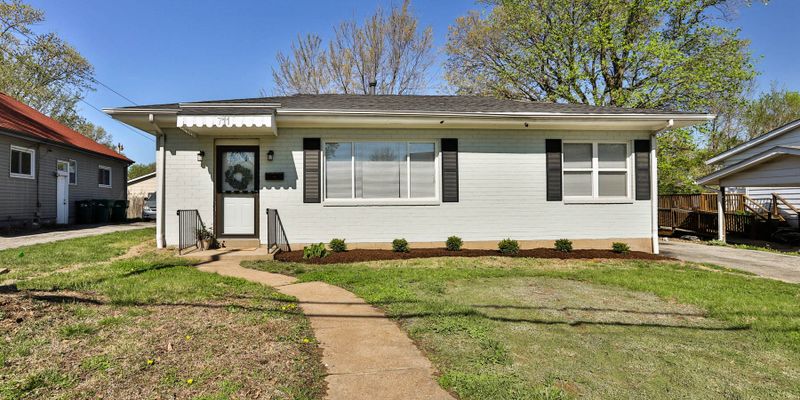 St. Louis House: 711 N Elm Ave