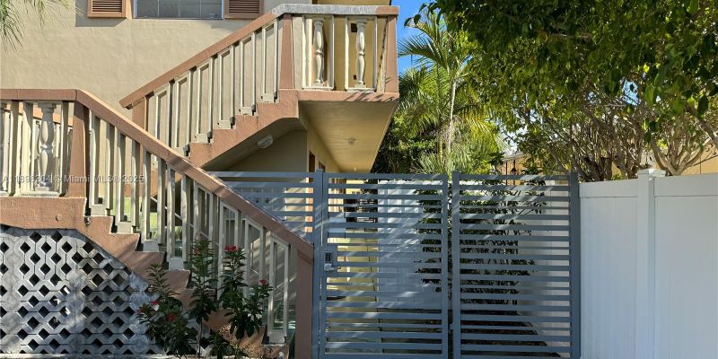 Hollywood House: 2008 Pierce St