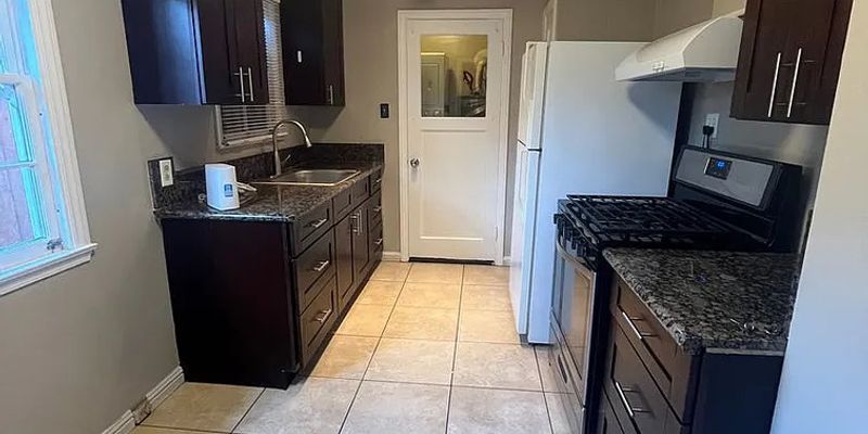 Santa Barbara House: 215 Castillo St