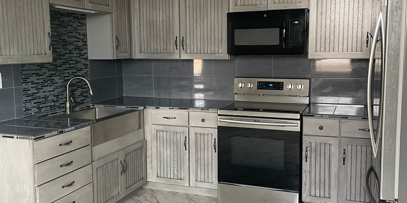 Newton Apartment: 109 1/2 E 6th St