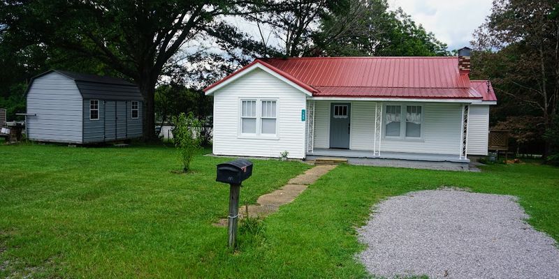 Hamilton House: 180 Chestnut Cir