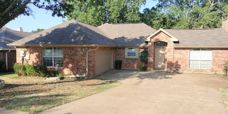 Lewisville House: 1888 Helen Ln