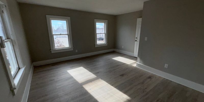 Hutchinson Apartment: 14 E 6th Ave