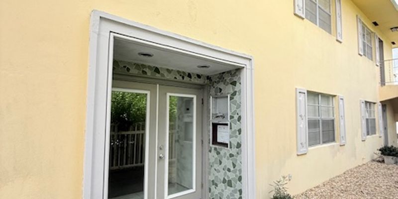 Hollywood Apartment: 1020 N 18th Ct