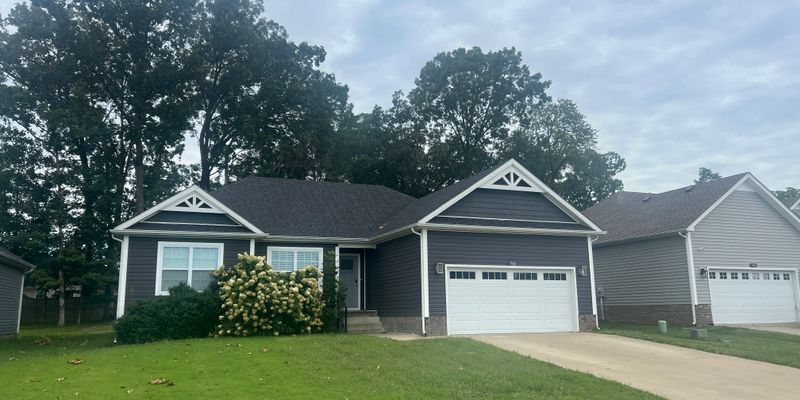 Bowling Green House: 728 Pleasant Meadow Ln