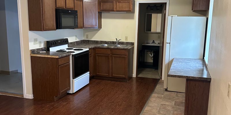 Aledo Apartment: 610 SW 2nd St