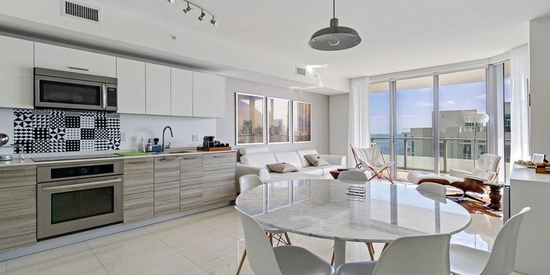 Miami House: 1300 Brickell Bay Dr