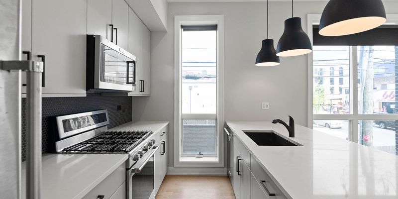 Chicago Apartment: 1050 W Cornelia Ave