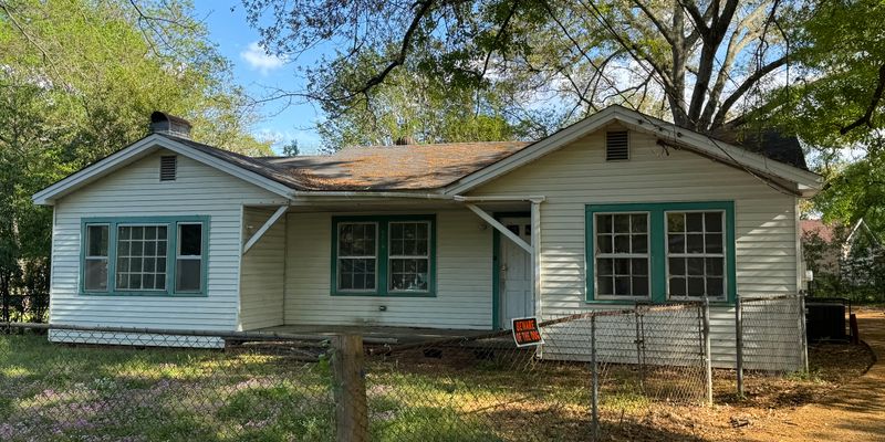 Montgomery House: 1982 Johnson St