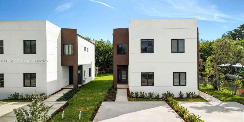 Hallandale Beach Townhome: 116 NW 5th Ave