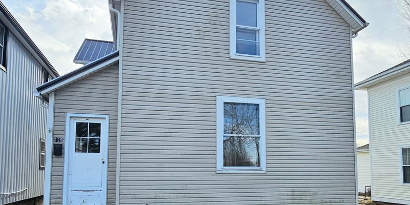 Bucyrus House: 129 W Perry St