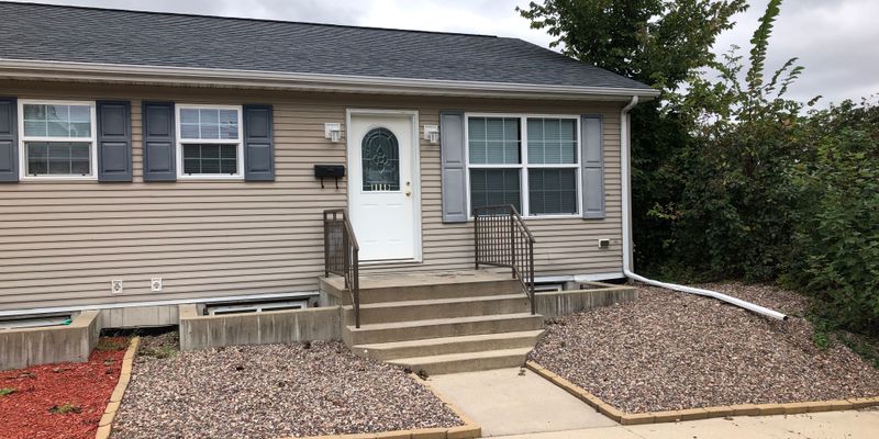 Dubuque House: 2840 Burlington Street