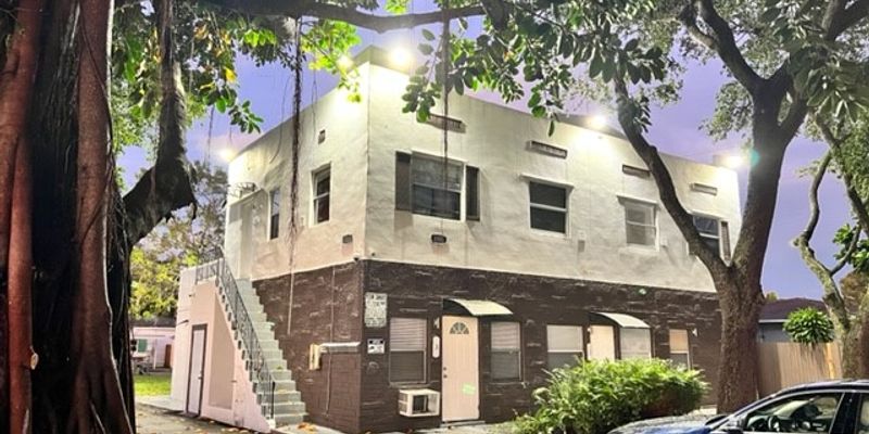 Hollywood Apartment: 2205 Roosevelt St