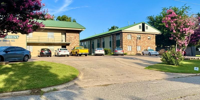 McAlester Apartment: 1200 S 7th St
