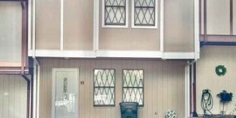 Pikeville House: 109 Lancelot Ct #10