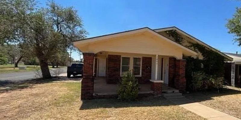 Lubbock House: 2401 21st St