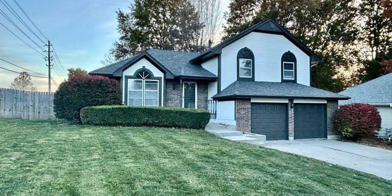 Lee's Summit House: 1001 SW Twin Creek Dr