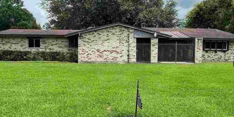 Nederland House: 2707 Seattle Ave