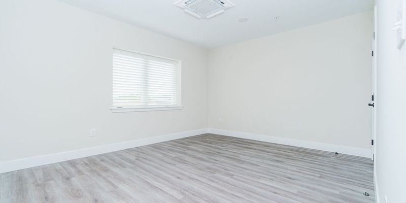 Milford Apartment: 115 NE Front St