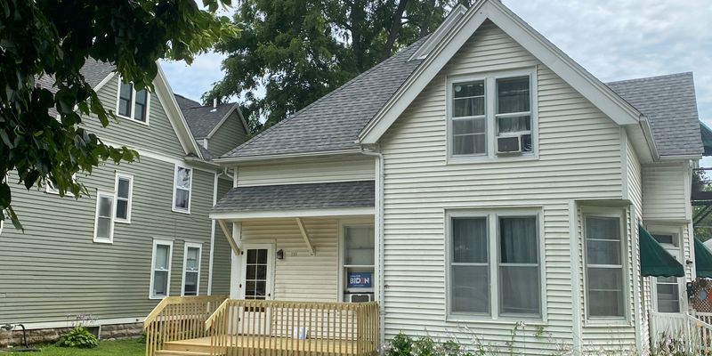 Iowa City Apartment: 215 Fairchild St.