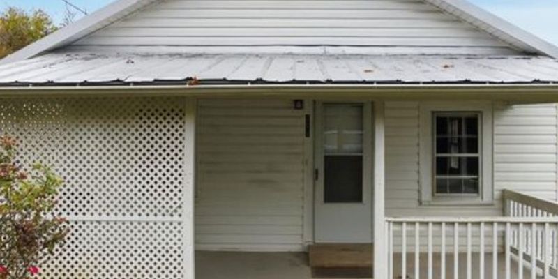 Brookneal House: 111 M T Holt Ave