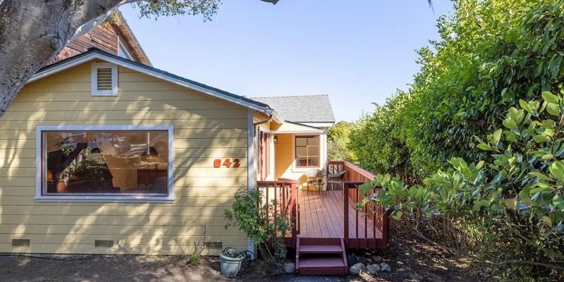 Monterey House: 642 Cypress St
