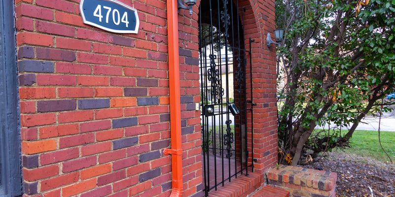 Houston Multiplex: 4704 Chenevert St