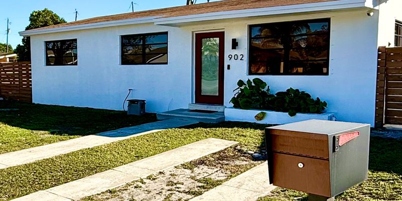 Hialeah House: 902 W 37th St