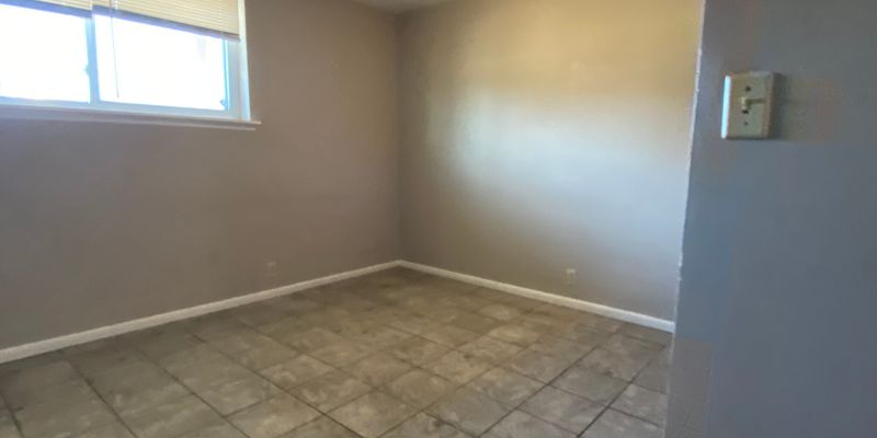 Hutchinson Apartment: 907 E 12th Ave