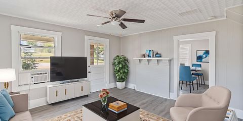 120-E-Oak-Street-9 - Living Room - Standard - 2.jpg