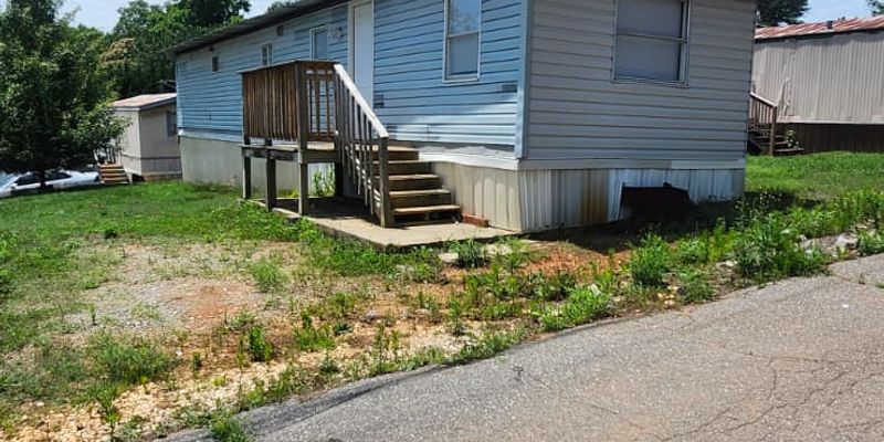Connelly Springs House: 8364 Cedar St