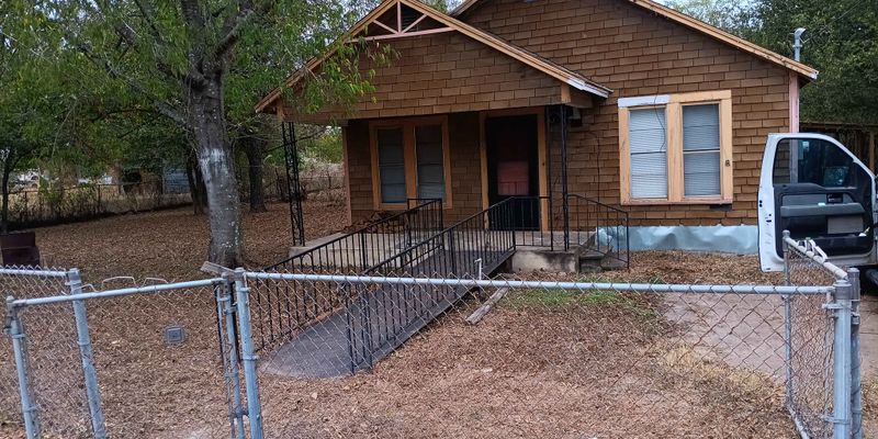 Buckholts House: 106 2nd St