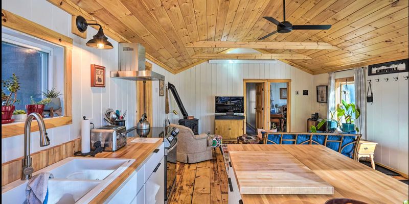 Dummerston House: 145 Falls Brook Rd