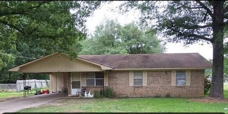 Monroe House: 200 Blackwood Dr