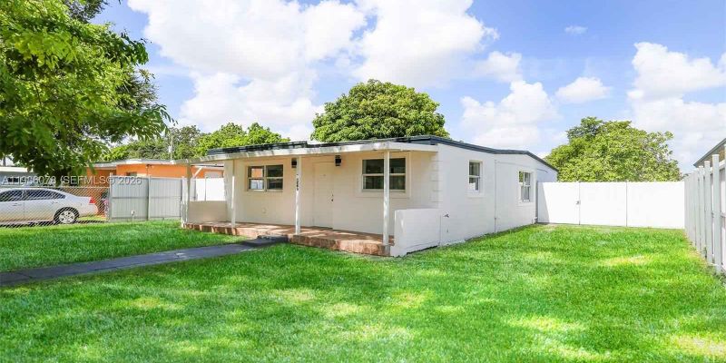 Opa-locka House: 14260 NW 22nd Pl