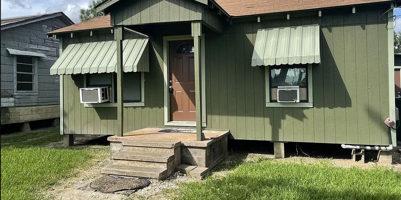 Orange House: 115 Florida St