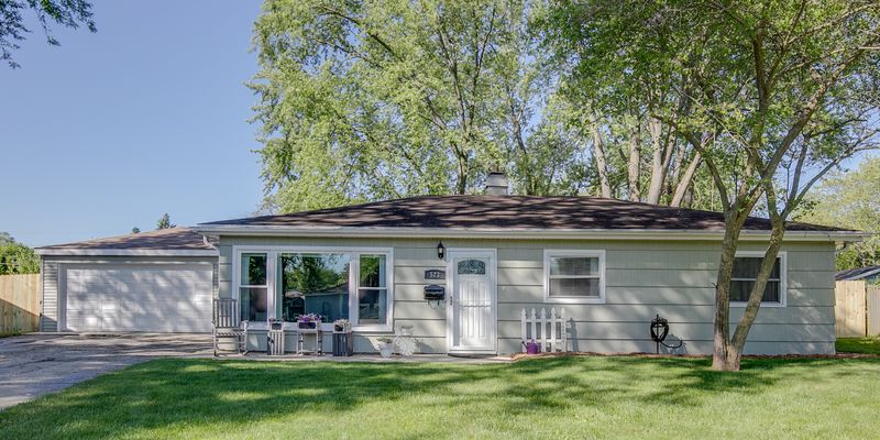 Mundelein House: 523 Hawley Ct