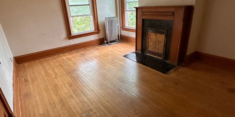 Dubuque Apartment: 542 W. 11th St.