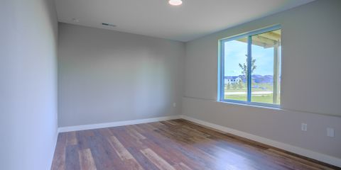 127KinsleyBedroom3.jpg