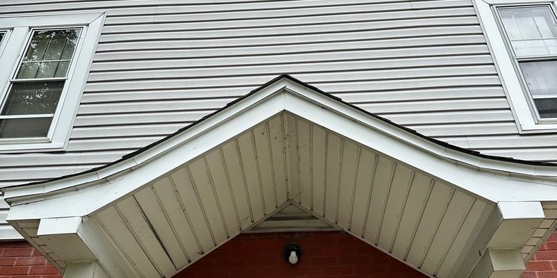 Racine Apartment: 2016 Kinzie Ave