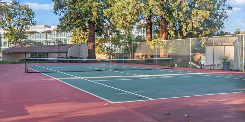 Sunnyvale House: 999 Evelyn Terrace W