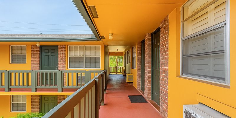 Hollywood Apartment: 1702 McKinley St