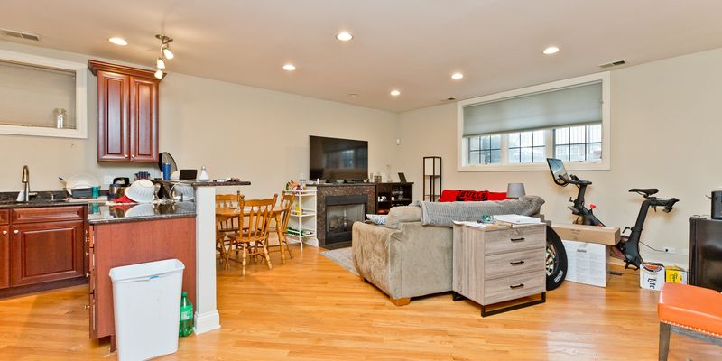 Chicago Apartment: 2414 W Moffat St