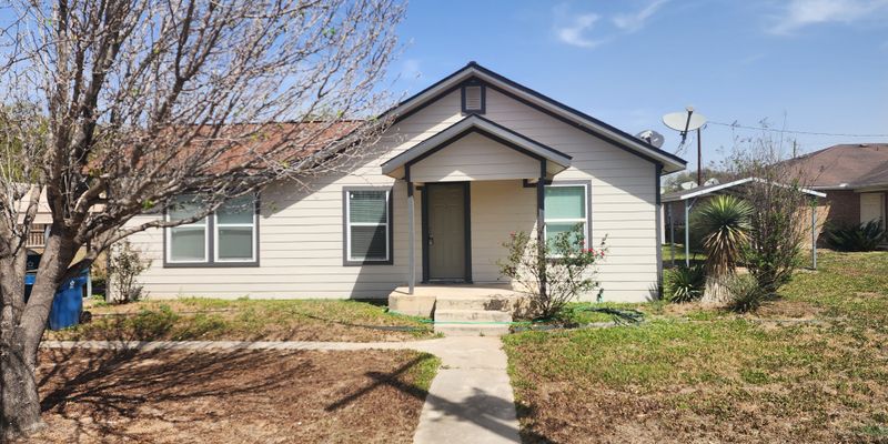 Pleasanton House: 733 Commerce St